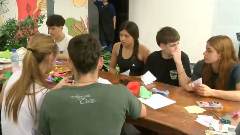 Con buenos deseos, se reunieron jóvenes de varias instituciones con sus grullas.