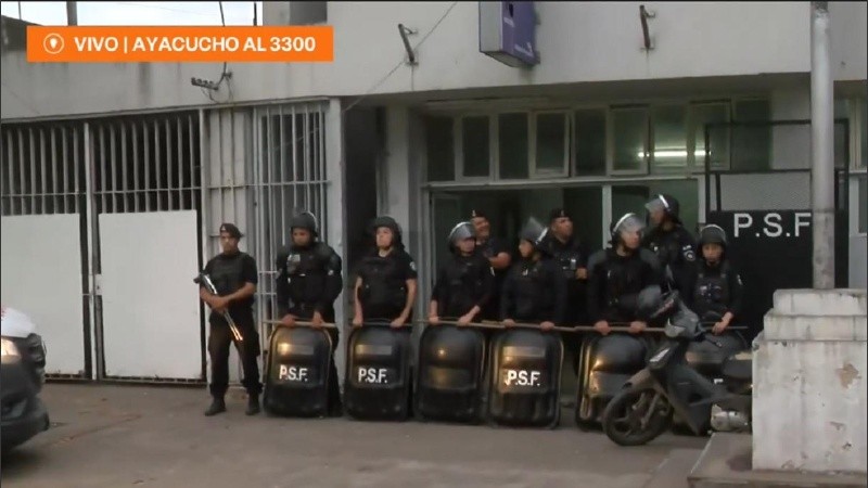 Agentes policiales custodiando el ingreso a la comisaría 16ª de Rosario tras el incidente registrado este viernes a la tarde.