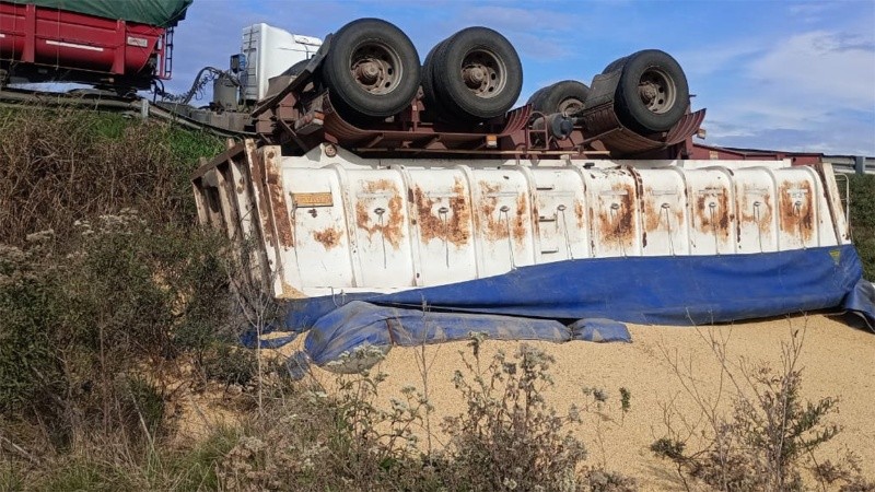 Camioneros se quejan por el estado de las rutas.