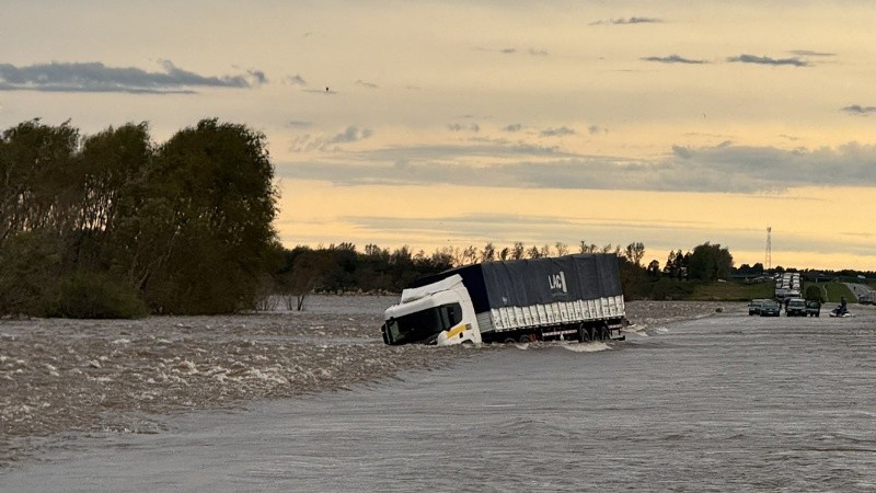 Camiones tapados por el agua, gente desesperada y un auxilio demorado.
