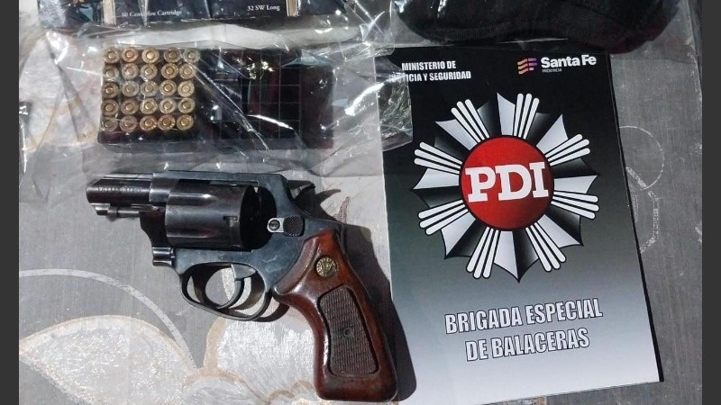 El .32 incautado en la redada en Villa Gobernador Gálvez.