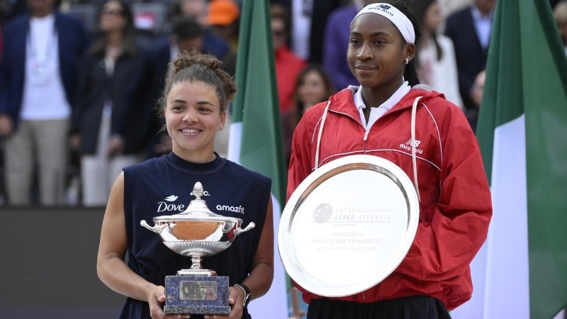 Las protagonistas de la final con semblante opuesto en la ceremonia.