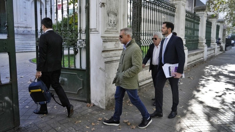 El financista, de elegante sport, entrando a Tribunales. Saldría esposado