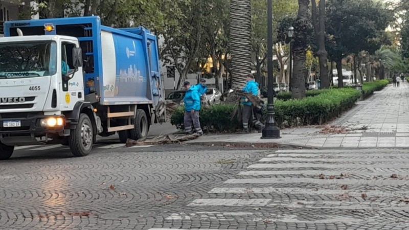 Agentes municipales realizaban este domingo tareas de limpieza en distintos puntos de la ciudad.