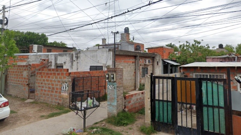 Un cable desprendido sobre agua acumulada por la lluvia sería la causa de la muerte del joven.
