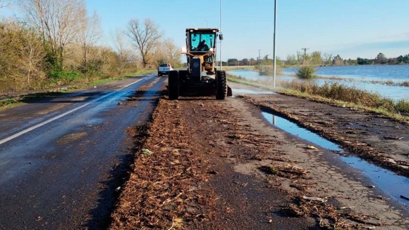 Una máquina trabaja en una ruta afectada por la inundación.