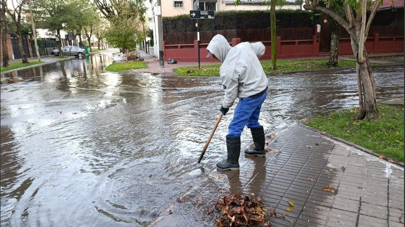 En la mañana del domingo se trabajaba en destapar bocacalles y otros anegamientos.
