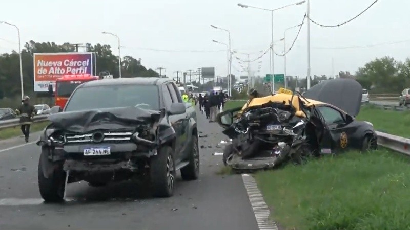 La camioneta y el taxi involucrados en el siniestro vial sobre Circunvalación.