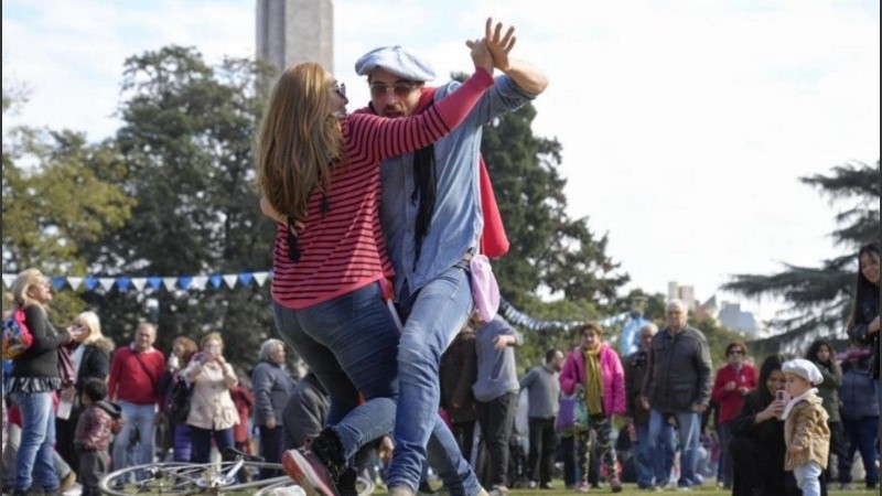 La iniciativa del municipio tiene como objetivo brindar un espacio para que las familias rosarinas puedan celebrar esta destacada fecha patria en un ambiente festivo y ameno.