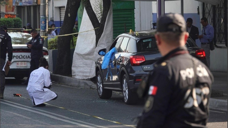 Peritos forenses trabajan este martes en la zona donde fueron asesinados los asesores de la Jefa de Gobierno Clara Brugada.