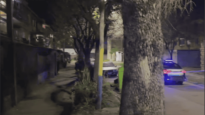 El Fonavi (izquierda) donde sucedió la balacera y un operativo de cerramento de calle para realizar las pericias.