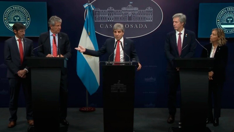 El equipo económico del Gobierno en conferencia este mediodía.