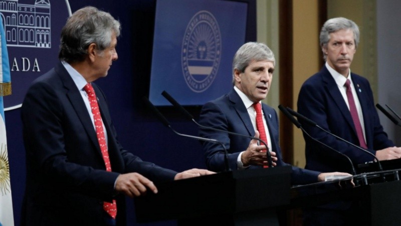 Los funcionarios este jueves durante los anuncios.