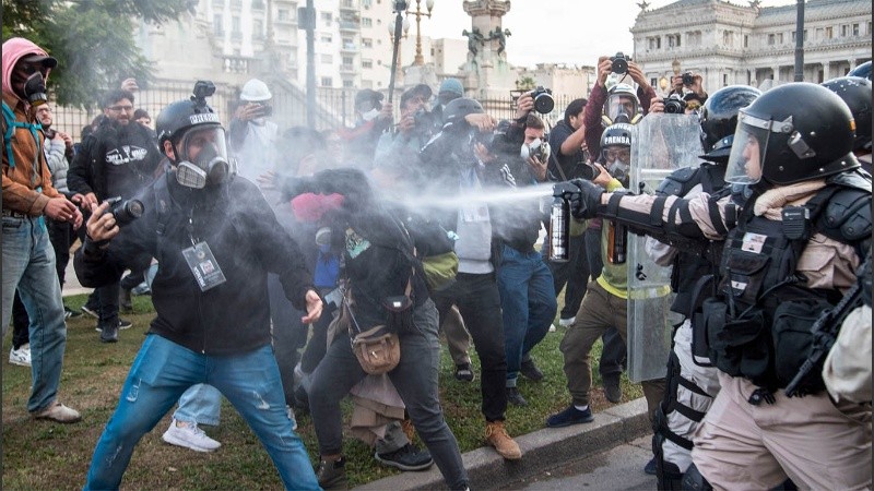 Las fuerzas de seguridad reprimen a los jubilados y a los fotógrafos que lo registran.