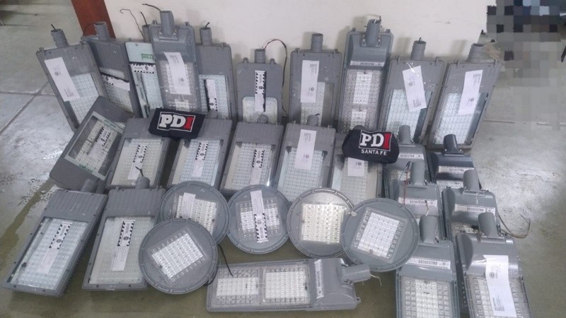 Las 30 luces LED recuperadas en predios de modestos clubes barriales.