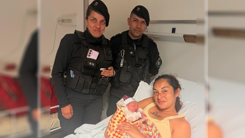 Marilyn y su beba posaron junto a los policías que las ayudaron.