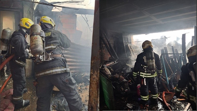 Los bomberos en el fondo de la vivienda, donde había material acumulado y se producía el incendio.