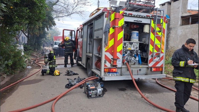 Las dotaciones de Zapadores y Voluntarios trabajaban en el ingreso para acceder al foco del incendio.