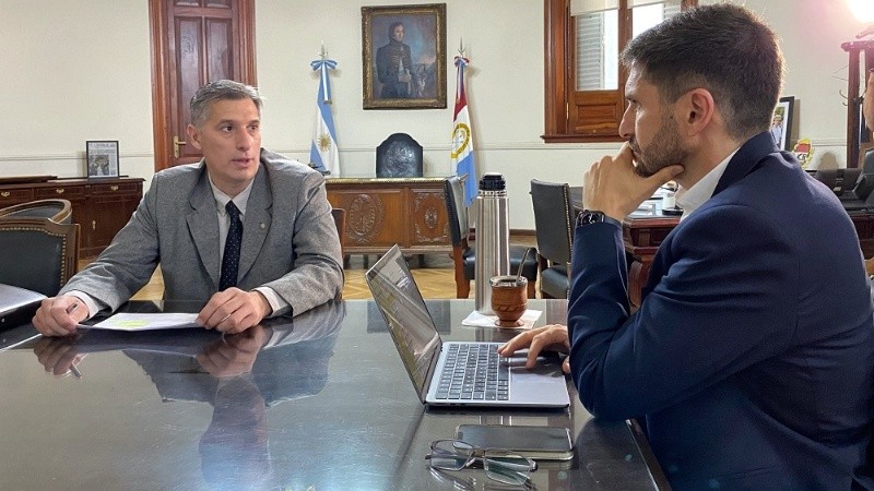 El ministro de Economía de la provincia, Pablo Olivares, y el gobernador Maximiliano Pullaro.