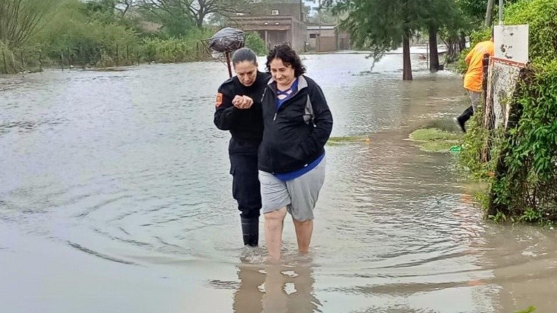 Personal de Protección Civil trabajando en una de las zonas más afectadas.