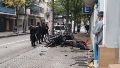 Se descompensó mientras manejaba por el centro y embistió a dos motos estacionadas