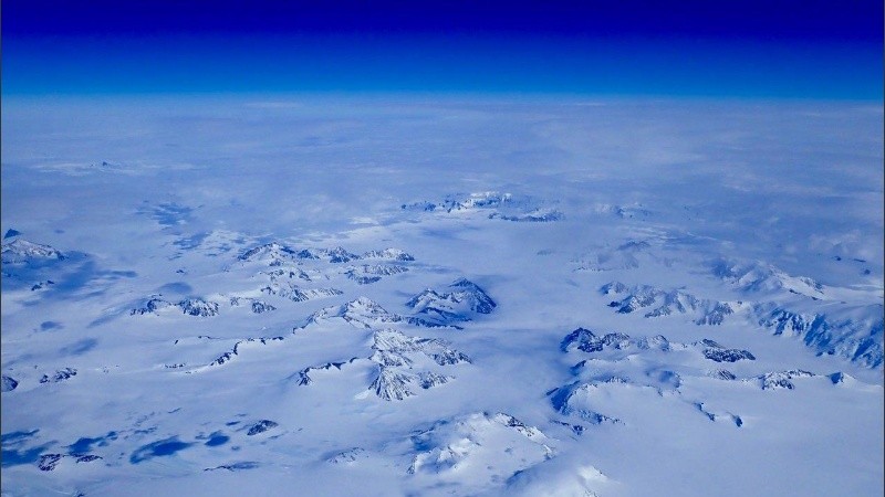 La capa de hielo que cubre la Antártida es la mayor masa de hielo de la Tierra.