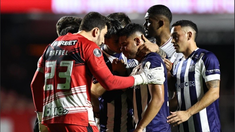 Navarro quebró en llanto dentro de la cancha.