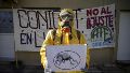 Protesta de trabajadores del Conicet en defensa de la ciencia, con alusión a El Eternauta