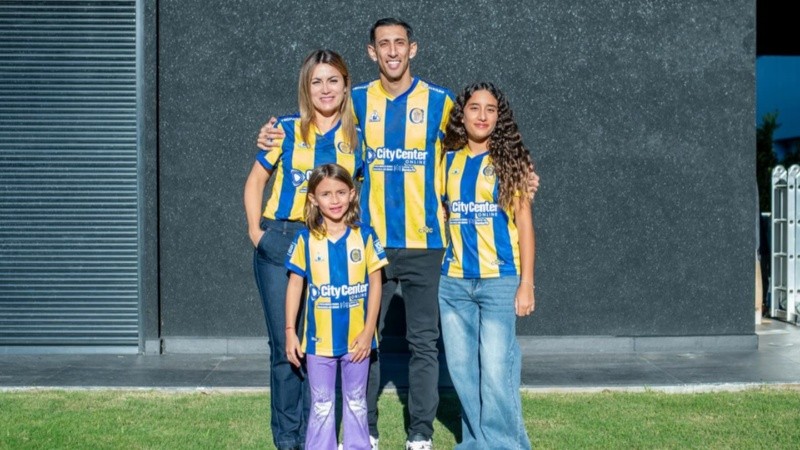 Ángel, Jorgelina y sus hijas, Mía y Pía