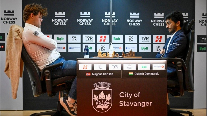 Magnus Carlsen (izquiertda) perdió en su casa contra el joven campeón del mundo indio, Gukesh Dommaraju (derecha).