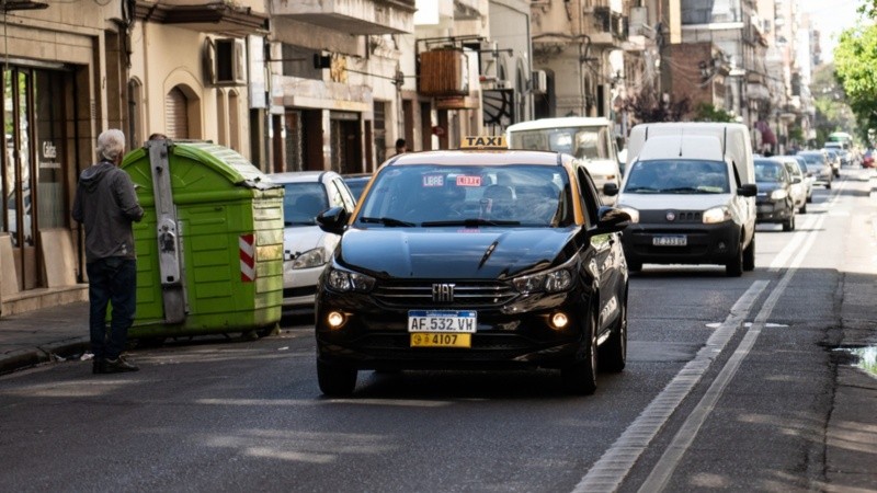 Los taxistas de Rosario buscan alternativas para sostener el servicio.