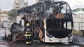Impresionante incendio de un patrullero y un colectivo frente a la Terminal