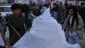 Una larga bandera con 3 mil nombres de víctimas de femicidios comandó la 10ª marcha Ni Una Menos
