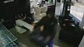 Robo en óptica del centro: rompió el blíndex con un adoquín y se llevó valiosos artículos en 30 segundos