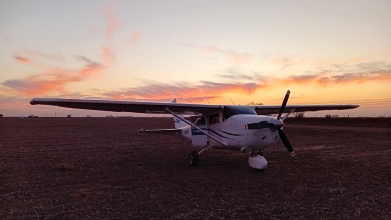 Avioneta abandonada en zona rural.