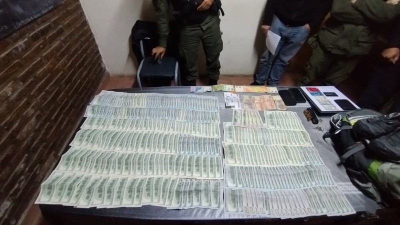 Elementos encontrados en el avión que aterrizó este martes por la tarde.