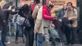 El momento en que la chica fue retenida por transeúntes en el centro.