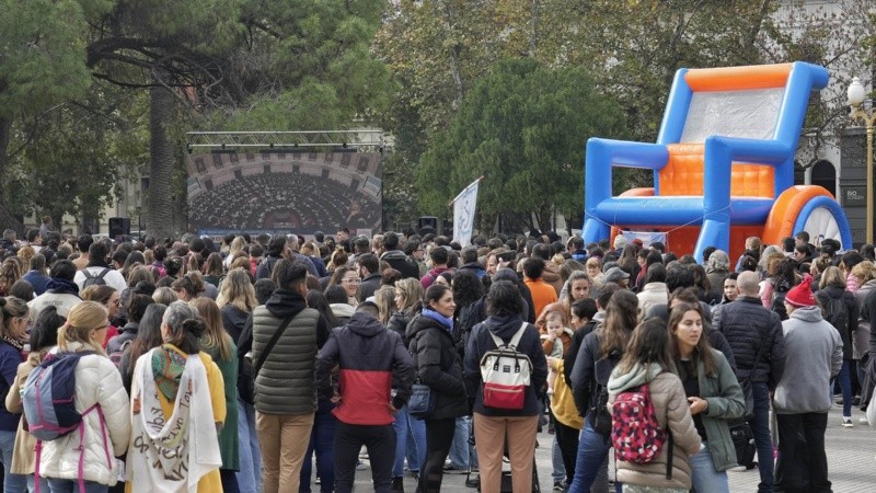 El acto en la plaza San Martín. En Buenos Aires, el Congreso debatía la ley de emergencia.