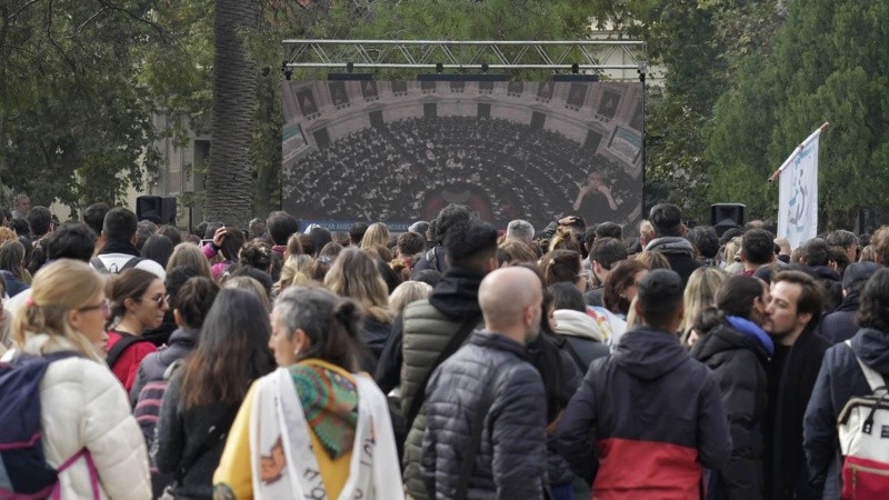 El acto en la plaza San Martín. En Buenos Aires, el Congreso debatía la ley de emergencia.