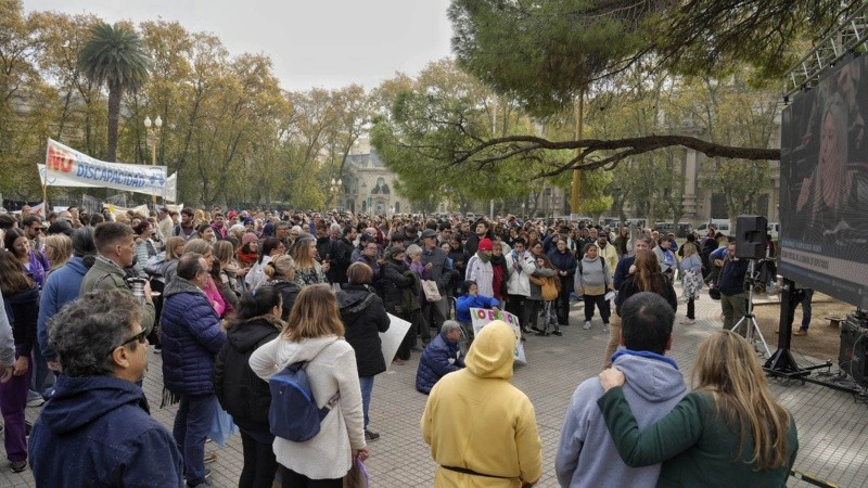 El acto en la plaza San Martín. En Buenos Aires, el Congreso debatía la ley de emergencia.
