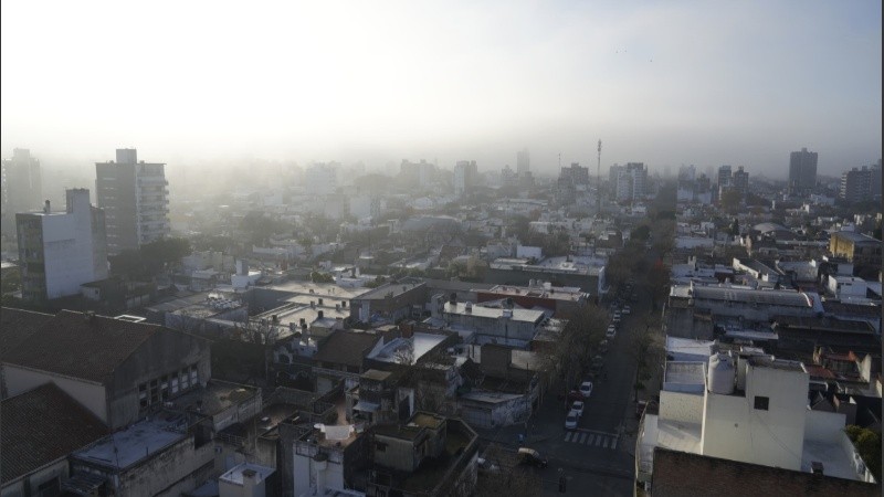 Una postal de la niebla que sobrevoló la ciudad este viernes.