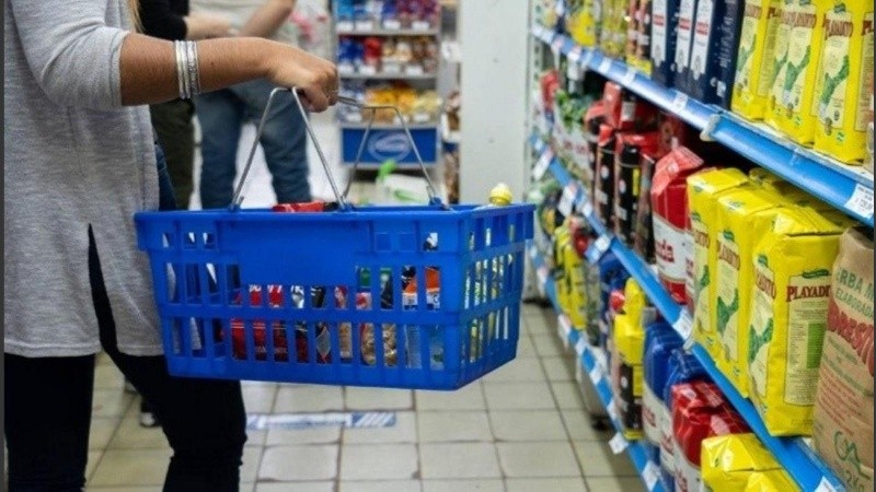 La aseguradora intentó eximirse de responsabilidad argumentando que la menor se encontraba sola y que la causa del daño fue la falta de supervisión de su cuidadora.