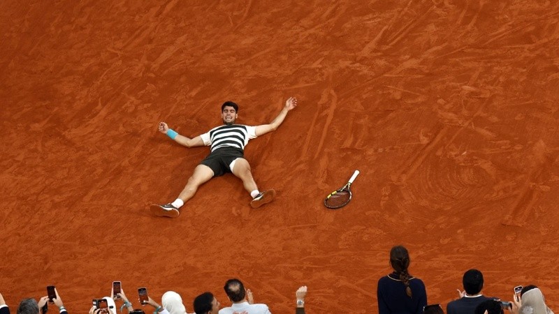 Carlos Alcaraz superó a Jannik Sinner y se quedó con la final más larga en la historia de Roland Garros.