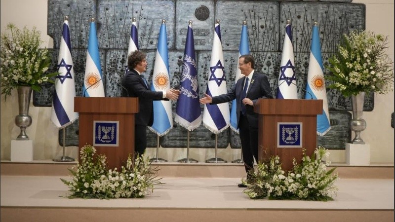 Los presidentes de Argentina e Israel durante la declaración conjunta.