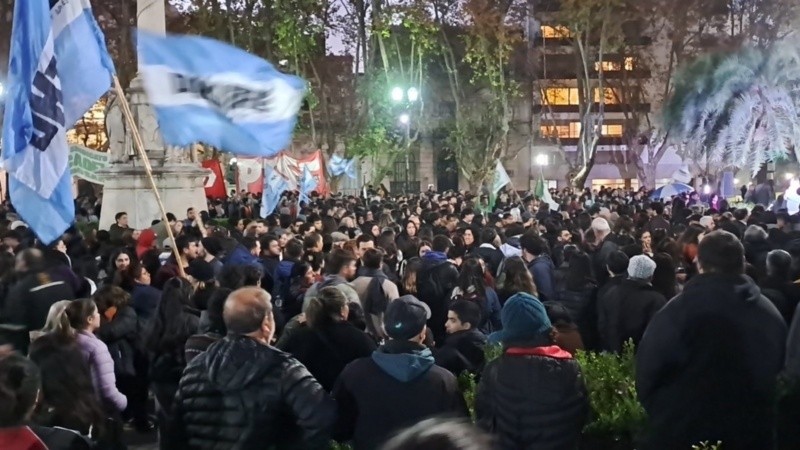 Una nutrida marcha en Rosario por la expresidenta.
