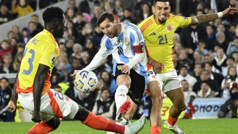 Los colombianos rodearon muy bien a Messi