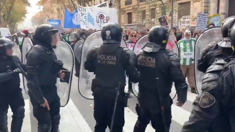 Ante el megaoperativo de seguridad, la protesta cambió de escenario y la Policía se vio sorprendida.