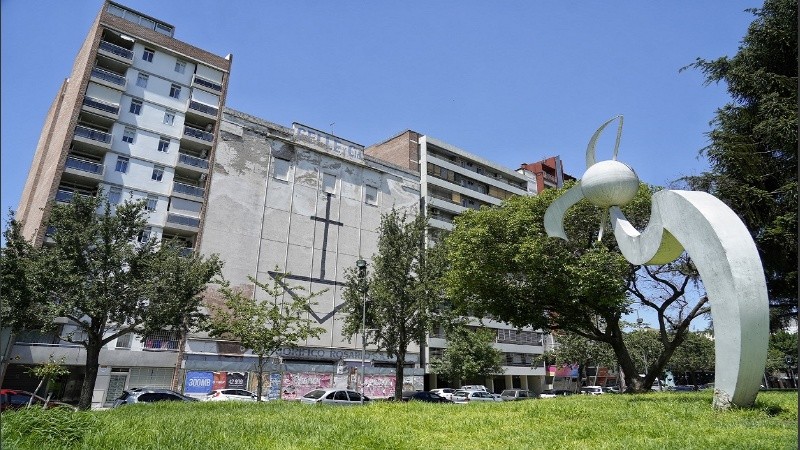 Así se ve el símbolo creado para el film, desde la plaza Libertad.