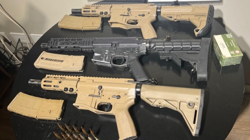 Las armas secuestradas en el operativo.