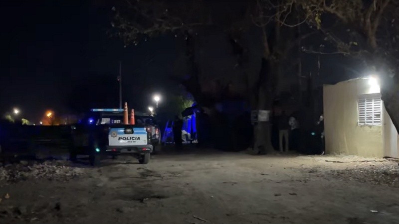 La policía en el crimen de barrio Godoy este miércoles a la noche.